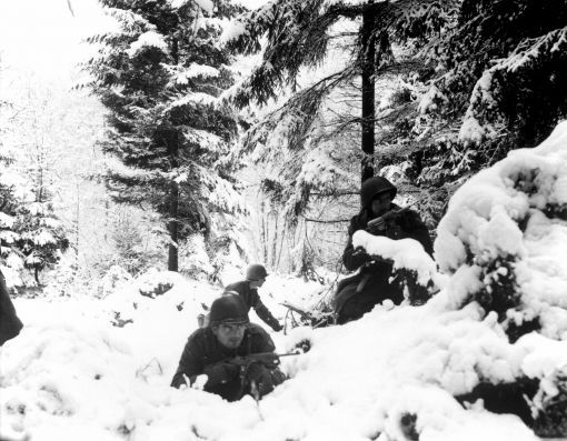 US-amerikanische Soldaten des 290 Reg. Die Ardennen-Offensive in Belgien und Luxemburg endet mit der deutschen Kapitulation. Den amerikanischen und britischen Soldaten gelingt es, die Deutschen nach fünfwöchiger Schlacht zurückzuwerfen. Im Bild: US-amerikanische Soldaten des 290 Reg. in der Nähe von Amonines, Belgien. Die Offensive hatte am 16. Dezember begonnen. Nochmals hatte Hitler alles in die Schlacht geworfen. Ziel war der für die Alliierten wichtige Hafen von Antwerpen. Die Kämpfe hatten bei teils schwerem Schneefall und eisigen Temperaturen stattgefunden. Auf deutscher Seite starben 18’000 Mann; die Amerikaner verloren 20’000 Soldaten. Auf beiden Seiten wurden Zehntausende verletzt oder gerieten in Kriegsgefangenschaft. (Foto: PD)
