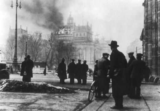 Reichstagsbrand 1933: In der Nacht vom 27. auf den 28. Februar brennt der Berliner Reichstag. Ob Marinus van der Lubbe der Brandstifter war, ist auch heute noch Gegenstand einer Kontroverse. Als Folge des Brandes wird die Weimarer Verfassung fast ganz ausser Kraft gesetzt. Der Weg ist frei für die Verfolgung politischer Gegner und die Errichtung der Nazi-Diktatur.
