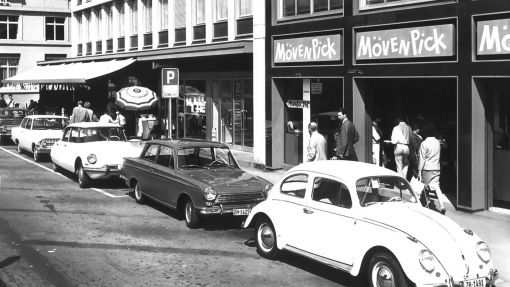 Erstes Mövenpick Der Schweizer Hotelierssohn Ueli Prager (1916–2011) eröffnet im Claridenhof an der Dreikönigstrasse in Zürich-Enge das erste Mövenpick-Restaurant. Prager, der später ein riesiges Gastro-Imperium aufbaut, geht mit einem Kapital von 50’000 Franken an den Start. Er will eine Gastronomie für „moderne, lockere und aufgeschlossene Menschen“ schaffen, eine Art „Essbar mit Premiumcharakter“ für den eiligen Stadtmenschen, der wenig Zeit hat und nicht lange warten will. „Nichts für Bünzlis und Zwinglianer“, sagt er. Sein Konzept wird zu einem Grosserfolg, vor allem auch, weil er fremdländische Speisen zu günstigen Preisen anbietet. Und im Fruchtsaft steckt ein orangefarbener Plastikgriaffe. Im Bild das erste Mövenpick. (Foto: Mövenpick)