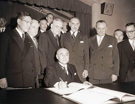 Ende des Zweiten Wltkrieges Der japanische Premierminister unterzeichnet den Friedensvertrag von San Francisco. Dieser gibt Japan die voll Souveränität zurück und beendet die vorwiegend amerikanische Besatzungszeit. (Foto: Keystone/AP)