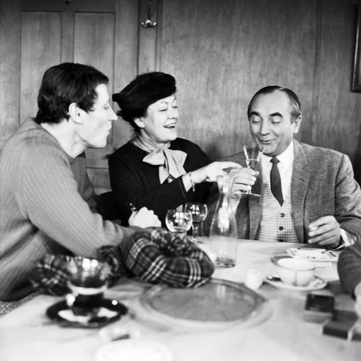 Margrit Rainer Das Bild vom 18. Dezember 1968 zeigt Margrit Rainer bei Aufnahmen für das Verkehrserziehungs-Musical „Tschitti Tschitti“ im Restaurant Alter Tobelhof in Zürich. Links Peter Arens, rechts Ruedi Walter. (Foto: Keystone/Photopress-Archiv/Str.)