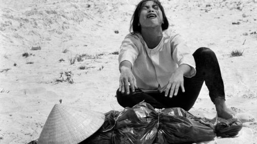 April 1969: Eine Frau findet die Leiche ihres Mannes, der mit 47 andern in einem Massengrab nahe von Hué verscharrt worden war. Dies ist wohl das berühmteste Foto von Horst Faas. (Foto: Keystone/AP/Horst Faas)
