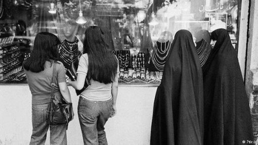 Vor der islamischen Revolution von 1979 gab es im Iran keinen staatliche verordneten Kleiderzwang.