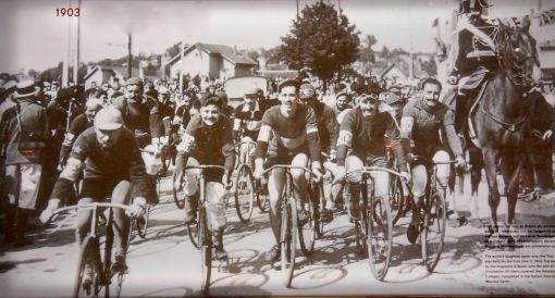 Erste Tour de France Die erste Tour de France startet vor dem Café „Réveil Matin“ in Montgeron, einem Vorort südöstliche von Paris. 60 Fahrer nehmen daran teil. Das Rennen führt über sechs Etappen und und 2'428 Kilometer. Bergetappen gibt es noch keine. Zwischen den Etappen können sich die Fahrer einen oder drei Tage lang ausruhen. Die erste Etappe führte von Paris nach Lyon (467 km). 2. Etappe: Lyon-Marseille (374 km). 3. Etappe: Marseille-Toulouse (423 km). 4. Etappe: Toulouse-Bordeaux (268 km). 5. Etappe: Bordeaux-Nantes (425 km), 6. Etappe: Nantes- Paris (425 km). Der Italo-Franzose Maurice Garin wurde erster Gesamtsieger. Garin war 1871 im italienischen Aosta-Tal geboren worden; 1903 erhielt er die französische Staatsbürgerschaft. (Bild: PD)