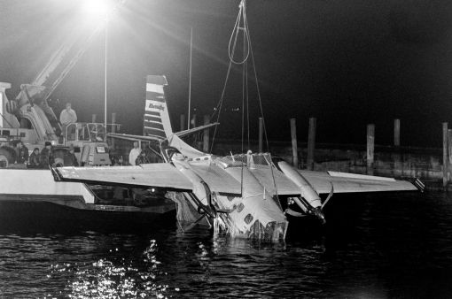 Rheintalflug Eine „Commander AC-90“ der österreichischen „Rheintalflug“ stürzt in den Bodensee. Alle elf Insassen kommen ums Leben. Das Bild zeigt die Bergung des Wracks am 2. März. Gesteuert wurde die Maschine von der erfahrenen Berufspilotin Brigitte Seewald, der Frau des Firmengründers der „Rheintalflug“. Unter den Toten befindet sich der österreichische Sozialminister Alfred Dallinger. Die Maschine war auf dem Weg von Wien zum Vorarlberger Flughafen Hohenems-Dornbirn. Eine Viertelstunde vor der Landung waren Seewald und ihr Co-Pilot Hans Rainer angewiesen worden, auf den Flughafen Altenrhein auszuweichen. Die Pilotin überflog den Flugplatz und holte zu einer Schleife aus. Wenig später fand ein Fischer ein Bugrad in der Rorschacher Bucht. Noch ist nicht restlos geklärt, ob menschliches Versagen oder ein technisches Problem für den Absturz verantwortlich ist. Untersuchungen des Wracks haben ergeben, dass ein Seil des Landeklappenantriebs stark abgenutzt war; ein zweites Seil zu einer Landeklappe war wegen einer offenbar plötzlichen Belastung gerissen. (Foto: Keystone/Martin Ruetschi)