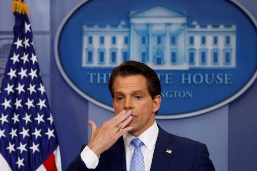 Scaramucci Nach nur zehn Tagen im Amt tritt Anthony Scaramucci als Kommunikationsdirektor im Weissen Haus zurück. Scaramucci, ein früherer Hedgefonds-Manager und Moderator bei Fox News, fiel schnell durch eine aussgewöhnliche Sprache auf. Den Stabschef des Weissen Hauses nannte er „a fucking paranoid schizophrenic“. Über Trumps Chefstrategen Steve Bannon sagte er „I’m not Steve Bannon, I’m not trying to suck my own cock.“ Zudem wurde bekannt, dass Scaramucci früher Trump als „politischen Nichtsnutz“ bezeichnete. (Foto: Keystone/AP/Pablo Martinez Monsivais)