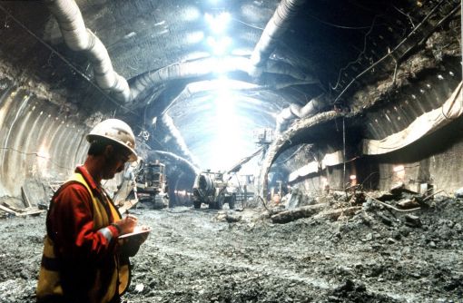 Eurotunnel Die Bauarbeiten des 50,4 Kilometer langen Eisenbahntunnels zwischen Frankreich und England dauerten knapp sechs Jahre. Der Eurotunnel unter dem Ärmelkanal zwischen Coquelles (bei Calais) und Folkstone in der Grafschaft Kent bei Dover besteht aus drei Röhren; die Baukosten beliefen sich auf 15 Milliarden Euro. Das Bild aus dem Jahr 1990 zeigt Bauarbeiten beim nördlichen Tunneleingang. (Foto: Keystone/AP/HO)