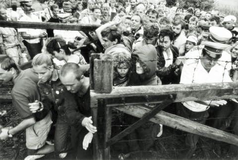 Paneuropäisches Picknick 19. August 1989: Paneuropäisches Picknick: 700 DDR-Bürgerinnen und -Bürger flüchten über die kurz geöffnete österreichisch-ungarische Grenze in den Westen. Mit Flugblättern sind sie auf das „Paneuropäische Picknick“ aufmerksam gemacht worden. Dabei handelt es sich um eine Friedensdemonstration an der Grenze bei Sopron (Ödenburg). Ungarn und Österreich hatten vereinbart, die Grenze für drei Stunden symbolisch zu öffnen. Kurz nach der Öffnung wird das Grenztor aufgerissen und Hunderte vorwiegend junge DDR-Bürger rennen auf österreichischen Boden. Knapp drei Monate später fällt die Berliner Mauer. (Foto: Keystone/LAIF/Eisermann)