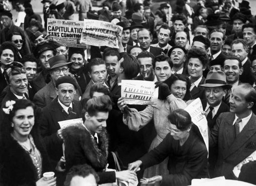 Paris Paris, 8. Mai 1945: „Capitulation sans condition“ - Bedingungslose Kapitulation. Die Pariserinnen und Pariser mit Sonderausgaben der Zeitungen. (Foto: Keystone/Photopress-Archiv)