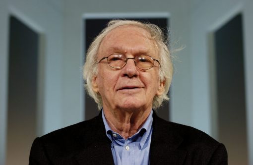 Werner Düggelin Werner Düggelin, einst Beleuchter am Zürcher Schauspielhaus, wurde in Paris zum Theater-Regisseur. Von 1968 bis 1975 war er Schauspieldirektor des Theaters Basel. Er arbeitete an allen grossen deutschsprachigen Theatern. Unter anderem inszenierte er Samuel Beckett, Eugène Ionesco und Albert Camus, aber auch Schweizer wie Otto F. Walter, Adolf Muschg und Thomas Hürlimann. Düggelin, der aus Siebnen im Kanton Schwyz stammt, wurde mit Preisen überhäuft: 1995 erhhielt er den Kulturpreis der Stadt Basel, im Juni 2014 den Kunstpreis der Stadt Zürich. Das Bild zeigt ihn am 4. Mai 2005 in der Kulisse des Stücks „Der Geizige“ von Molière. (Foto: Keystone/Eddy Risch)