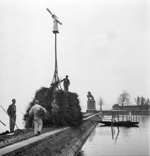 Böögg, Hafendamm Enge Aufbau des Bööggs auf dem Hafendamm Enge im Jahr 1943. Bald fällt er ins Wasser. (Foto: Keystone/Photopress-Archiv)