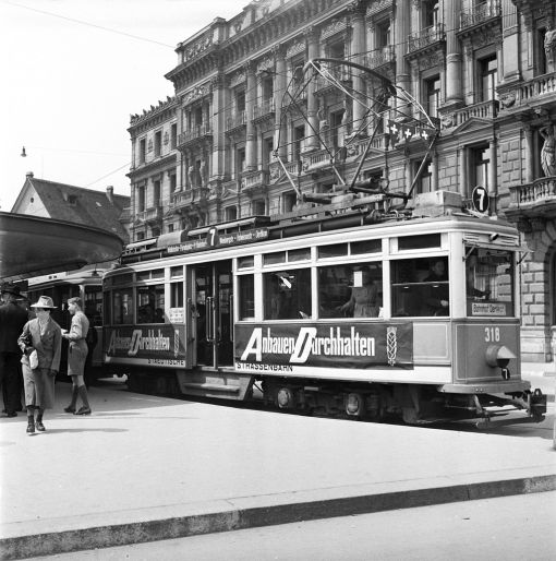 Anbauen, durchhalten \"Anbauen, durchhalten\": Das Tram Nummer 7 am Zürcher Paradeplatz (Foto: Keystone/Photopress-Archiv)