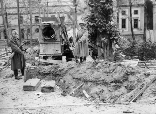 Hitler, Führerbunker, Trümmer Zwei russische Soldaten zeigen am 7. Mai 1945 im zerstörten Garten der Reichskanzlei auf die Grube, in welcher die Leichen Adolf Hitlers und seiner Frau Eva Braun nach deren Suizid vom 30. April 1945 verbrannt und verscharrt sein sollen. Neben der Grube sind drei leere Benzinkanister zu erkennen. (KEYSTONE/Str)