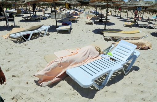 Sousse 26. Juni 2015: Schwarzer Freitag: Auf dem Strand eines Hotels in der tunesischen Stadt Sousse erschiesst ein 24-jähriger tunesischer Student 28 Touristen. Der Attentäter wird erschossen. Am gleichen Tag verübt ein Selbstmordattentäter einen Anschlag auf eine schiitische Moschee in Kuweit-City: 27 Menschen sterben. Der „Islamische Staat“ übernimmt die Verantwortung für beide Anschläge. Terroristen des „Islamischen Staats“ dringen in die syrische Grenzstadt Kobane ein und massakrieren 300 Zivilisten. (Foto: Keystone/AP)