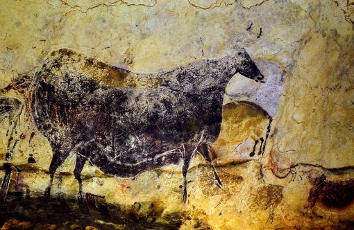 Lascaux Vier junge Franzosen, angeführt von Marcel Ravidat, steigen im südfranzösischen Departement Dordogne in eine Höhle und entdecken phantastische Höhlenmalereien, die heute zum Unesco-Welterbe gehören. Die „Grottes des Lascaux“ werden die „Sixtinische Kapelle der Urgeschichte“ genannt. Die vier Jungen hatten den Eingang zur Höhle vier Tage vorher entdeckt, als der Hund von Marcel Ravidat einem Hasen nachrannte und sich im zugewachsenen, nur 20 Zentimeter breiten Loch, der zum Höhlensystem führte, versteckte. Die Jungen warfen einen Stein ins Loch, um den Hasen aufzuscheuchen und entdeckten so die Höhle. Insgesamt befinden sich fast 2000 Malereien und Zeichen an den Wänden der Höhle. Sie sind vermutlich 17‘000 bis 15‘000 Jahre alt. (Foto: Keystone/AP/AFP/Pool/Pierre Andrieu)