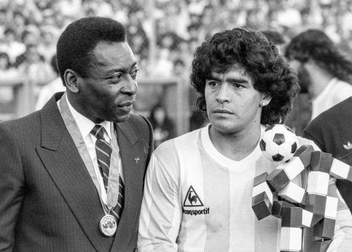 Pele, Maradona Wer von den beiden besser Fussball spielte, ist umstritten. Sicher ist, dass der zwanzig Jahre ältere Brasilianer Pele das Leben nach seiner aktiven Karriere besser im Griff hat als Maradona es hatte. Das Bild zeigt die beiden im Zürcher Hardturmstadion am 10. Juni 1987 anlässlich des Spiels zwischen Italien und Argentinien. Pele wird dabei von der Fifa für seine Verdienste für den Fussball geehrt. Maradona erhält ein Maskottchen. (Foto: Keystone/Str)