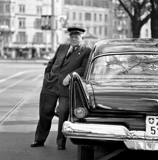 Schaggi Streuli 3. November 1980: Tod von Schaggi Streuli, Schweizer Volksschauspieler und Drehbuchautor. Streuli wurde als Emil Kägi geboren. Nach einer Banklehre führte er im Tessin ein Wirtshaus, das ihm finanzielle Sorgen bereitete. In Zürich wurde er Ausläufer einer Metzgerei. Dann begann er Theaterstücke zu schreiben. Es folgten Engagements an verschiedenen Theatern, unter anderem am Corso-Theater am Zürcher Bellevue. Für kurze Zeit trat er im legendären Cabaret Cornichon auf. Berühmt wurde er mit den Filmen „Füsilier Wipf“ (1938), „Wachtmeister Studer“ (1939), „Die missbrauchten Liebesbriefe“ (1940), „Gilberte de Courgenay“ (1941), „Emil, mer muess halt rede mitenand“ (1941), „De Hotelportier“ (1941), „Polizischt Wäckerli“ (1949-1950), „Schwarzer Hecht“ (1950), „Fritz Vollenweider“ (1952), „Landarzt Dr. Hilfiker“ (1952-1953), „Oberstadtgass“ (1955-1956), „Palace Hotel“ (1952), „Heidi und Peter“ (1955), „Taxichauffeur Bänz“ (1957), „Dur all Böde duur!“ (1958), „De Grochsi“ (1959), „Familie Heiri Aeppli“ (1960), „Anne Bäbi Jowäger: Wie Jakobli zu einer Frau kommt“ (1960), „Polizist Wäckerli in Gefahr“ (1962), „Dorffest in Allenwil oder Polizist Wäckerlis schwierigster Fall“ (1969) und „Polizischt Wäckerli im Ruhestand“. Mit „De Grotzebuur“ (1975) beendete er seine Laufbahn. Das Bild zeigt ihn im Film „Taxichauffeur Bänz“. (Foto: Keystone/Photopress-Archiv/Str)