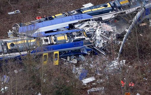 9. Februar: In Bad Aibling in Oberbayern stossen auf der Strecke Holzkirchen-Rosenheim zwei Personenzüge frontal zusammen. Zwölf Menschen sterben. Ursache des Unglücks ist ein Fehlverhalten des Fahrdienstleiters, der auf seinem Mobiltelefon ein Spiel spielte und sich so ablenken liess.