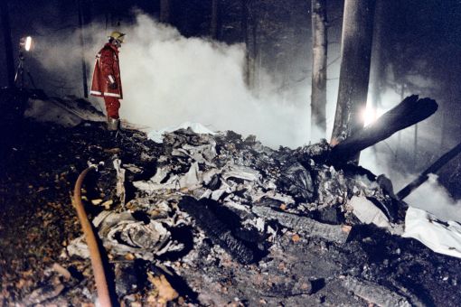 Alitalia, Stadlerberg 14. November 1990: Bei Stadel im Zürcher Bachsertal prallt die DC-9 „Sicilia“ der Alitalia beim Landeanflug auf den Flughafen Zürich Kloten in den 637 Meter hohen Stadlerberg. Alle 46 Insassen sterben. Das Flugzeug war in Mailand Linate gestartet. Grund für den Absturz ist ein defekter Höhenmesser. Die 16-jährige Maschine hatte 33’886 Flugstunden hinter sich. Der Höhenmesser des Piloten zeigte fälschlicherweise eine um 300 Meter höhere Flughöhe an. Der Höhenmesser des Co-Piloten hingegen funktionierte einwandfrei. Der Pilot entschied sich, dass sein Höhenmesser richtig funktionierte – und steuerte das Flugzeug in den Berg. Der Co-Pilot versuchte noch, die Maschine hochzureissen, wurde jedoch vom Piloten zurechtgewiesen. (Foto: Keystone/Joe Diener)