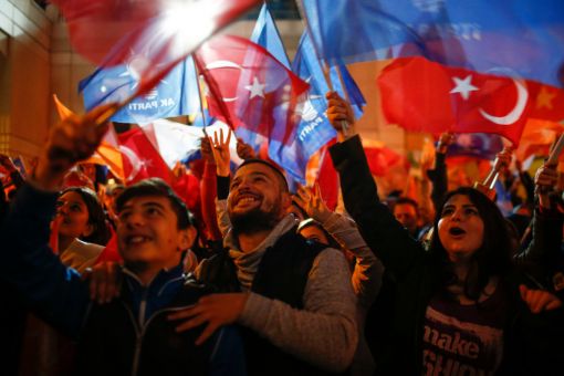 Istanbul In der Türkei gewinnt die AKP, die Partei von Staatspräsident Recep Tayyip Erdoğan, die Parlamentswahlen deutlich. Die AKP kommt auf fast 50 Prozent der Stimmen und erreicht damit die absolute Mehrheit im Parlament. Bei den Wahlen fünf Monate zuvor hatte die AKP 8,5 Prozent weniger Stimmen erhalten. Der pro-kurdischen HDP ist der Wiedereinzug ins Parlament knapp gelungen. Im Bild eine Siegesfeier der AKP in Istanbul. (Foto: Keystone)