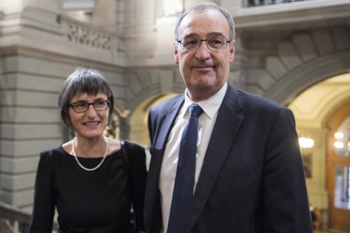 Die Vereinigte Bundesversammlung wählt im dritten Wahlgang den Waadtländer SVP-Nationalrat Guy Parmelin zum 116. Bundesrat der Eidgenossenschaft. Auf ihn entfallen 138 Stimmen, auf seinen Gegenkandidaten, den Zuger Thomas Aeschi, 88 Stimmen und auf den Tessiner Regierungsrat Norman Gobbi 11 Stimmen. Im Bild Parmelin mit seiner Frau Caroline kurz nach der Wahl vor dem Bundeshaus. (Foto: Keystone/Marcel Bieri)