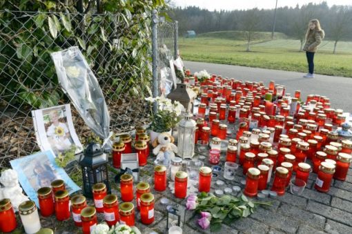 Rupperswil 21. Dezember 2015: Der 33-jährige T. N. tötet in einem Einfamilienhaus im aargauischen Rupperswil vier Menschen mit Messern und legt anschliessend Feuer. Bei den Toten handelt es sich um eine 48-jährige Frau, ihre beiden Söhne, 13 und 19 Jahre alt, sowie die 21-jährige Freundin des älteren Sohns. Die Frau hatte zuvor bei einem Bankomaten und auf einer Bank Geld abgehoben. Der Täter, der nur wenige hundert Meter neben dem Tatort lebte, wurde fünf Monate nach der Tat gefasst. (Foto: Keystone)