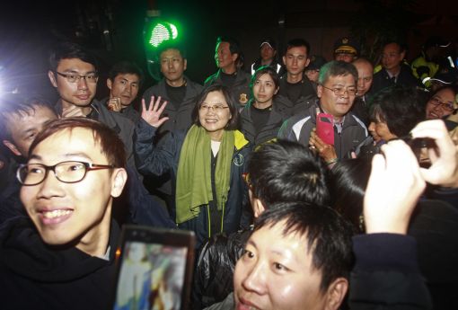 Taiwan In Taiwan steht erstmals eine Frau an der Spitze des Staates. Die China-kritische oppositionelle Spitzenkandidatin Tsai Ing-wen gewinnt die Präsidentschaftswahlen klar. Das dürfte die Beziehungen zu China belasten. Die 59-jährige Juraprofessorin gehört der „Demokratischen Fortschrittspartei“ (DPP) an. Der Kandidaten der bisher regierenden China-freundlichen Nationalistenpartei KTM, Eric Chu, hat seine Niederlage eingestanden. Das Bild zeigt sie nach Bekanntgabe ihres Sieg inmitten von Anhängern. (Foto: Keystone/AP/Chiang Ying-ying)