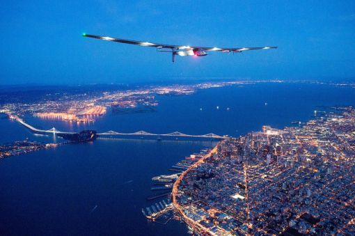 Solar Impulse Damit beendet das Solarflugzeug die Weltumrundung erfolgreich. Das von den Schweizern Bertrand Piccard und André Borschberg entwickelte Flugzeug, das einzig durch Solarenergie betrieben wird, startete im März 2015 zur Erdumrundung. Auf Hawaii musste der Flug wegen Batterieproblemen für mehrere Monate unterbrochen werden. Im Bild das Flugzeug über San Francisco. (Foto: Keystone/AP)