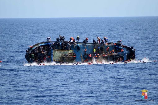 25. Mai: Wieder kentert vor der libyschen Küste in Boot mit Flüchtlingen. Nach Angaben des Uno-Hochkommissariats für das Flüchtlingswesen UNHCR starben allein in diesem Jahr im Mittelmeer über 4'000 Menschen - so viele, wie noch nie zuvor in einem einzigen Jahr.