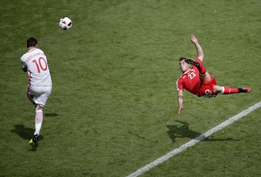 Fussball-EM 25. Juni: Mit einem Fallrückzieher in der 82. Minute erzielt Xherdan Shaqiri im EM-Spiel gegen Polen in Saint-Étienne den 1:1-Ausgleich. Im Penalty-Schiessen verschiesst Granit Xhaka. Damit scheidet die Schweiz, die während des Turniers eine respektable Leistung zeigte, im Achtenfinal aus.