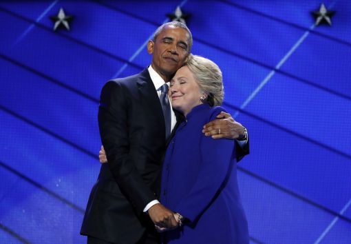 Obama, Hillary Clinton Vom 25. bis 28. Juli findet in Philadelphia der demokratische Parteikongress statt und wählt Hillary Clinton zur Präsidentschaftskandidatin. Auf Clinton, die auch die Unterstützung von Barack Obama erhält, entfallen 59,7 Prozent der Stimmen, auf Bernie Sanders 39,2 Prozent. (Bild: Keystone)