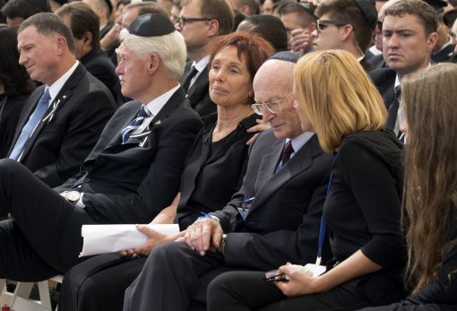 Bill Clinton An der Trauerfeier für Schimon Peres nehmen zahlreiche amtierende und frühere Staats-, Ministerpräsidenten und Minister teil, unter ihnen Bill Clinton.