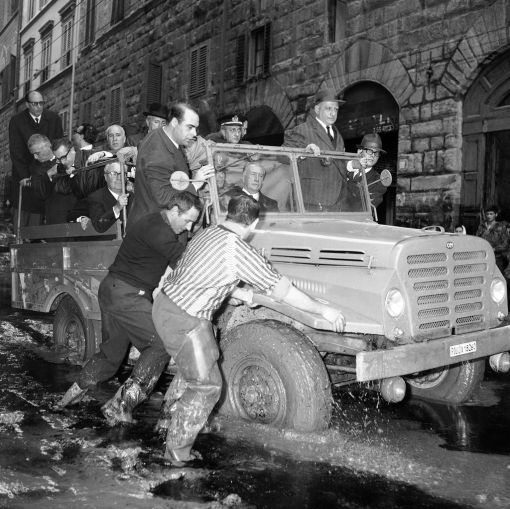Florenz, Saragat, 1966 Zwei Tage nach der Flut besucht Staatspräsident Giuseppe Saragat (im Auto mit Brille) die Stadt - und bleibt im Schlamm stecken. (Foto: Keystone/AP)