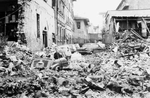 Florenz, 1966 Der Arno tritt über die Ufer und schwemmt 50 Millionen Kubikmeter Geröll, Schlamm und Unrat in die Strassen und Gassen der toskanischen Hauptstadt. Der Strom fällt aus, überall treiben tote Tiere, Fäkalien und Heizöl. 34 Menschen sterben. Die Flut richtet schwere Schäden an Kunstwerken an. In den Uffizien schwimmen Renaissance-Gemälde im Wasser. An einigen Orten steht das Wasser sechs Meter hoch. Es ist die wuchtigste italienische Naturkatastrophe seit Menschengedenken. (Foto: Keystone/AP)