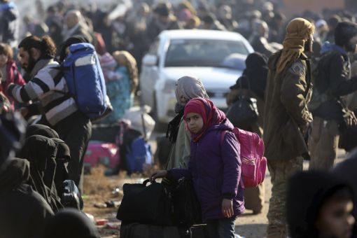 Aleppo 16. Dezember: Endlich beginnt die Evakuierung von Aleppo. Nach Angaben des IKRK haben seit Mitte Dezember etwa 30'000 Menschen Ost-Aleppo verlassen. Dutzende Busse und Hunderte Privatfahrzeuge bringen Zivilisten und Rebellenkämpfer aus dem Osten der lange umkämpften syrischen Metropole. Nach dem Abzug der letzten Rebellen soll die Armee in der Stadt einrücken. Damit wird die Tragödie von Aleppo mit einem Sieg des von Russland unterstützten Präsidenten Asad enden.