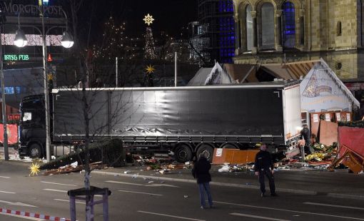 Berlin, Weihnachtsmarkt, Anschlag 19. Dezember: Anschlag auf den Berliner Weihnachtsmarkt: Ein Sattelschlepper fährt in die Menge am Breitscheidplatz und tötet zwölf Menschen. Die Polizei spricht von einem vorsätzlichen Akt und vermutet einen terroristischen Anschlag. 48 Menschen werden teils schwer verletzt. Die Polizei sucht nach einem verdächtigen Tunesier. Der „Islamische Staat“ hat die Verantwortung für den Anschlag übernommen, ohne jedoch Details bekanntgegeben zu haben. Der Weihnachtsmarkt vor der Gedächtniskirche in Westberlin gehört zu den beliebtesten der Hauptstadt.