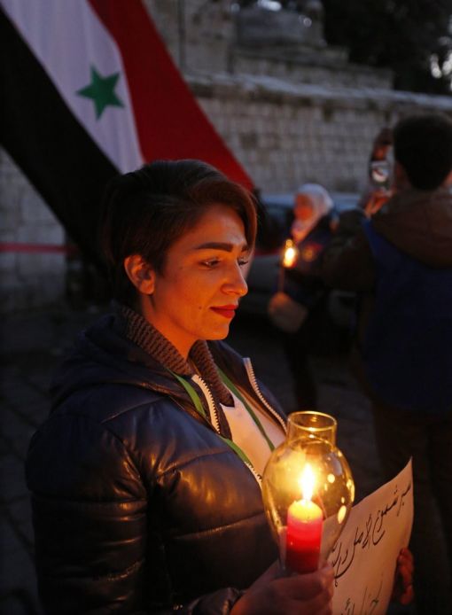 Damaskus Jahreswechsel: Eine Syrierin betet auf dem Ummayyad-Platz in Damaskus für Frieden und ein besseres neues Jahr. (Foto: Keystone/EPA/Youssef Baswawi)
