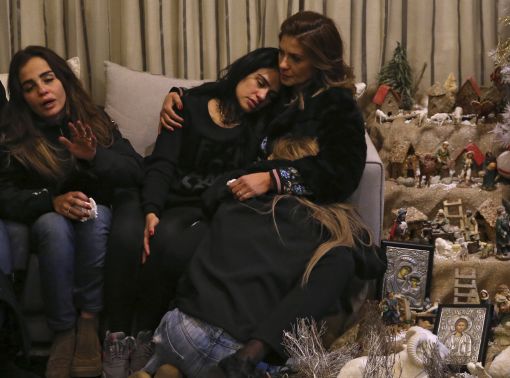 Türkei Anschlag Das Jahr beginnt mit einem Terroranschlag in Istanbul. Das sind die trauernden Schwestern von Elias Wardini. Der Libanese ist einer der 39 Menschen, die am frühen Neujahrsmorgen im Nightclub Reina ums Leben gekommen sind. Ein als Weihnachtsmann verkleideter Usbeke kirgisischer Abstammung war in den Klub eingedrungen und schoss sieben Minuten lang um sich. Der Täter entkommt zuerst, wird später aber gefasst. Der „Islamische Staat“ übernimmt die Verantwortung. Der Nachtklub gilt als Symbol für die Lebenslust der jungen, säkularen Oberschicht. (Foto: Keystone/AP/Hussein Malla)