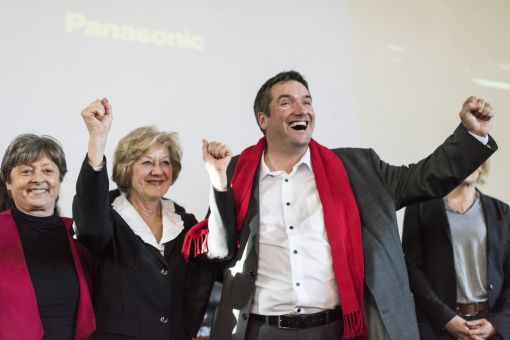 Kiener Nellen, Levrat, Leutenegger Oberholzer Jubel bei der Linken, deftige Niederlage aller bürgerlichen Parteien und der Wirtschaft. Die Schweizer Stimmbürgerinnen und Stimmbürger schmettern die Unternehmenssteuerreform III, die einzig von der Linken bekämpft wurde, mit 59,1 Prozent der Stimmen ab. Im Bild SP-Präsident Christian Levrat mit den Nationalrätinnen Margret Kiener Nellen (links) und Susanne Leutenegger Oberholzer nach Bekanntgabe des Abstimmungsergebnisses. Einzig vier Kantone (Waadt, Tessin, Zug und Nidwalden) sagten Ja zur Reform. (Foto: Keystone/Alessandro della Valle)