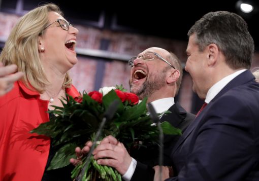 BRD Wahlen Schulz Martin Schulz wird am SPD-Parteitag mit 100 Prozent der Stimmen zum Parteivorsitzenden gewählt. Schulz erhält 605 der 605 gültigen Stimmen. Bereits zuvor war er zum Kanzlerkandidaten erkoren worden. Anschließend wurde der 61-Jährige einstimmig in einer offenen Abstimmung per Handaufheben auch zum Kanzlerkandidaten für die Bundestagswahl am 24. September erklärt. In den Meinungsumfragen kommt die SPD auf 29 Prozent der Stimmen, die CDU auf 33 Prozent.