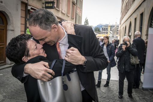 Sion, CVP Geschafft hingegen hat es Christophe Darbellay. Der frühere Präsident der CVP Schweiz zieht mit dem drittbesten Ergebnis neu in die Walliser Kantonsregierung ein – dies trotz des Wirbels in den Boulevardmedien um seinen Seitensprung und sein uneheliches Kind. Im Bild Darbellay nach Bekanntgabe des Ergebnisses mit seiner Mutter. (Foto: Keystone/Olivier Maire)