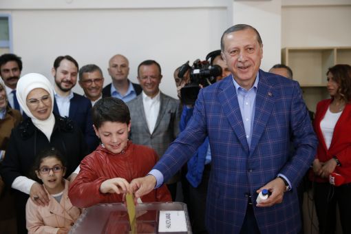 Erdogan 51,4 Prozent der Stimmenden sprechen sich für die Verfassungsreform aus. Damit erhält Präsident Recep Tayyip Erdoğan deutlich mehr Macht. Die Opposition befürchtet die Etablierung einer Ein-Mann-Herrschaft. Sowohl der Ministerpräsident, als auch die Regierung bleiben zunächst im Amt. Erst nach den für November 2019 geplanten Wahlen soll der Präsident sowohl Staats- als auch Regierungschef werden. Im Bild: Erdoğan bei der Abgabe seiner Stimme in einem Istanbuler Wahllokal. (Foto: Keystone/AP/Lefteris Pitarakis)