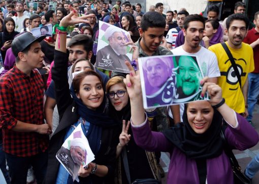 Iran In den Strassen Teherans feiern die Anhänger Rouhanis. Trotz seines Sieges bleibt die Macht in Iran fest in den Händen der alten Garde. Im Laufe des Jahres gerät Rouhanis Öffnungspolitik immer mehr unter Druck. Ali Khamenei, der religöse Führer, brandmarkt jede Annäherung an den Westen und vor allem die USA als Verrat am Islam und der Nation. Regelmässig kritisierte er Rouhanis Wirtschafts-, Kultur- und Personalpolitik. (Foto: Keystone/EPA/Abedin Taherkenareh)
