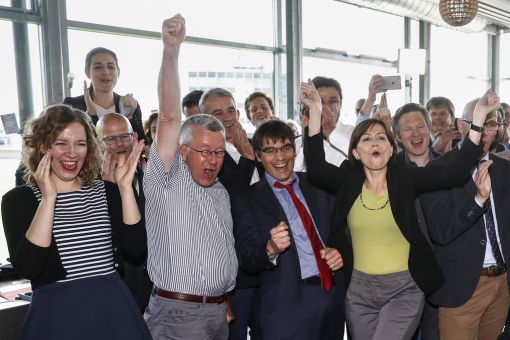 Abstimmung Jubel bei den Befürwortern des Energiegesetzes in ihrem Hauptquartier in Bern. Vorne: Laura Curau (Kampagnenleiterin CVP), Alt-Nationalrat Ruedi Rechsteiner, Roger Nordmann (Nationalrat SP/VD), Regula Rytz (Parteipräsidentin Grüne), Jonas Fricker (Nationalrat Grüne/AG), Stefan Müller-Altermatt (Nationalrat CVP/SO). (Foto: Keystone/Peter Klaunzer)