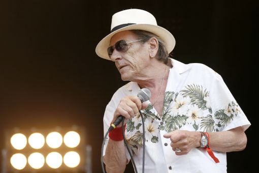 Polo Hofer Der berühmteste Schweizer Mundart-Rocker stirbt im Alter von 72 Jahren am Thunersee. Hofer hat wesentlich zur Popularisierung der schweizerischen Mundartwelle beigetragen. Er verkaufte fast zwei Millionen Tonträger. Das Bild zeigt ihn am 19. Juli 2015 am Gurten-Festival. (Foto: Keystone/Peter Klaunzer)