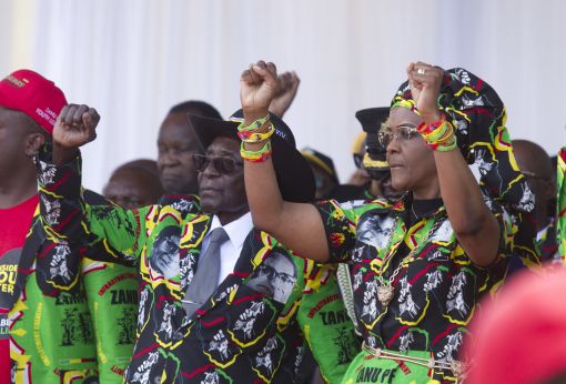 Mugabe Mugabe und (noch) kein Ende: Am 30. Juli gab der 93-jährige Staatschef von Zimbabwe bekannt, er wolle nächstes Jahr für eine weitere Amtszeit kandidieren. Mugabe, der mit diktatorischen Mitteln regiert, ist der am längsten amtierende Machthaber der Welt. Er war von 1980 bis 1987 Ministerpräsident und seither Staatspräsident. Er hatte zunächst einige Erfolge vorzuweisen. Ab den Neunzigerjahren verwandelte er sich in einen korrupten, diktatorischen Despoten, der das Land in den Ruin ritt. Im Bild Mugabe mit seiner 52-jährigen Frau Grace an einer Wahlkundgebung in Chinhoyi, 120 Kilometer westlich der Hauptstadt Harare. (Foto: Keystone/AP/Tsvangirayi Mukwazhi)