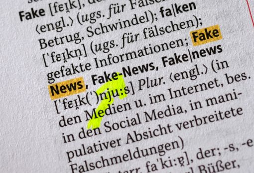 Fake News Der Begriff „Fake-News“ steht jetzt auch im Duden. Die 27. Ausgabe der deutschen Sprachbibel ist um 5’000 Wörter erweitert worden und umfasst nun 145’000 Stichwörter. Die Urfassung des Dudens von 1880 zählte 28’000 Wörter. Neben „Fake-News“ (mit Bindestrich) und „Fakenews“ und „Fake news“ wurden jetzt unter anderem auch „Selfie“, „postfaktisch“, „Instagram“ und „Merkel, Angela“ aufgenommen. (Foto: Keystone/DPA/JensKalaene)