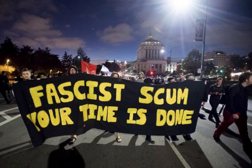 Charlottesville „Faschisten-Schaum, eure Zeit ist abgelaufen“. Nach den heftigen Anti-Trump-Demonstrationen im ganzen Land reagiert der Präsident erneut auf die Ereignisse in Charlottesville. Diesmal sagt er, Ku-Klux-Klan und Neonazis seien „abstossend“ und hätten keinen Platz in Amerika. Trump liest diese Erklärung widerwillig von einem Manuskript ab. Später kommt er erneut auf die Ereignisse zurück. Diesmal erklärt er, beide Seiten seien für die Eskalation verantwortlich, auch die „Alt-left“-Bewegung. Er sei sicher, dass nicht alle Teilnehmer Neonazis gewesen seien. Es hätten sich auch sehr „sehr anständige Leute" darunter befunden. Der ehemalige Ku-Klux-Klan-Führer David Duke twittert: „Thank you President Trump for your honesty & courage to tell the truth about #Charlottesville & condemn the leftist terrorists.“ (Foto: Keystone/AP)