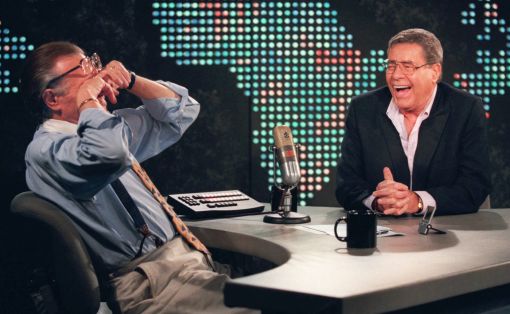 Jerry Lewis Der amerikanische Komiker Jerry Lewis (rechts) stirbt im Alter von 91 Jahren in Las Vegas. Selbst das CNN-Urgestein Larry King brach 1999 ob der Witze des jetzt Verstorbenen in Tränen aus. Lewis war nicht nur Komiker, er war Schauspieler, Sänger, Produzent, Drehbuchautor und Regisseur. Bekannt wurde er zunächst durch seine Zusammenarbeit mit dem Sänger und Entertainer Dean Martin. Lewis fiel immer auch mit schrägen Sprüchen auf, zum Beispiel: „Frauen, die Abwechslung lieben, sollten Boxer heiraten, dann haben sie die Gewissheit, dass ihr Mann nach jedem Kampf anders aussieht.“ (Foto: Keystone/AP/Chris Pizzello)
