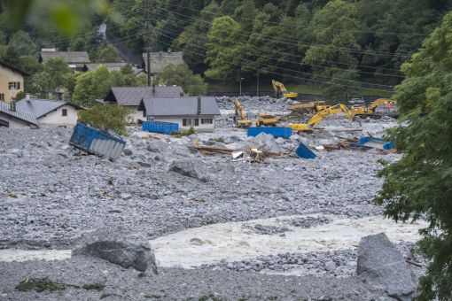 Bondo Am 25. und 31. August ereignen sich weitere Felsabbrüche und neue Murenbewegungen. Die Geröll- und Felsmassen erreichen zum Teil erneut die Talsohle bei Bondo. Die Kantonsstrasse ist mit Schlamm überdeckt und wird gesperrt. Am 15. September brechen weitere 200’000 bis 500’000 Kubikmeter Gestein ab. (Foto: Keystone)